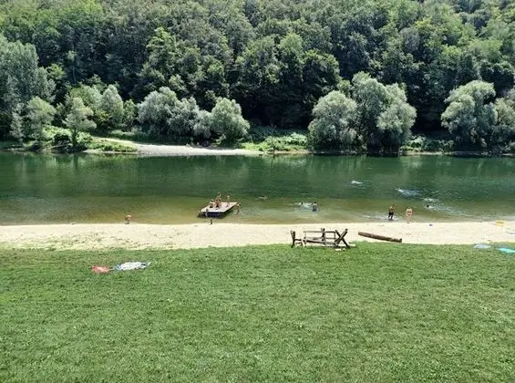 Kır Evi, 1 Büyük (Queen) Boy Yatak ve Çekyat