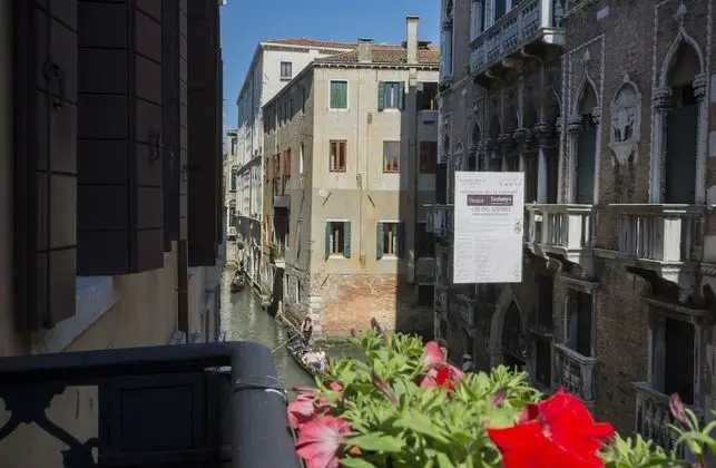 Classic Tek Büyük Yataklı Oda, Balkon, Kanal Manzaralı