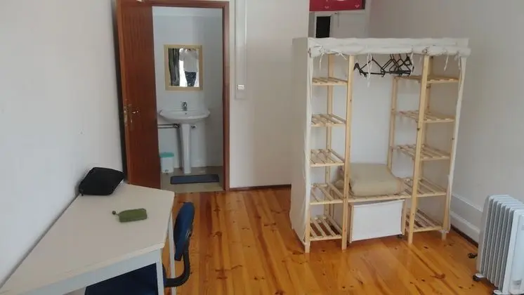 İki Ayrı Yataklı Oda, Ortak Banyo