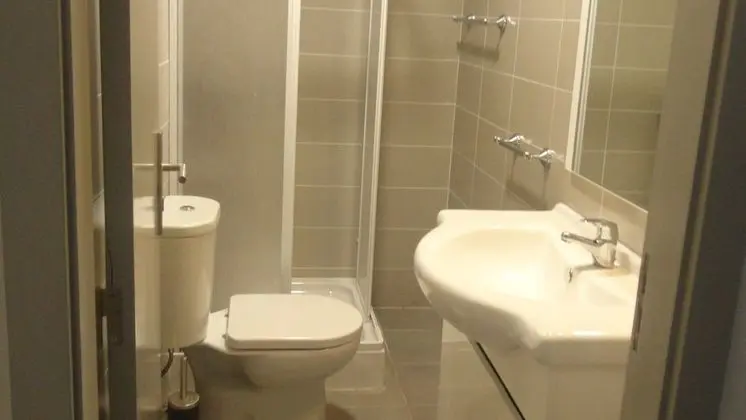 Tek Kişilik Oda, Ortak Banyo