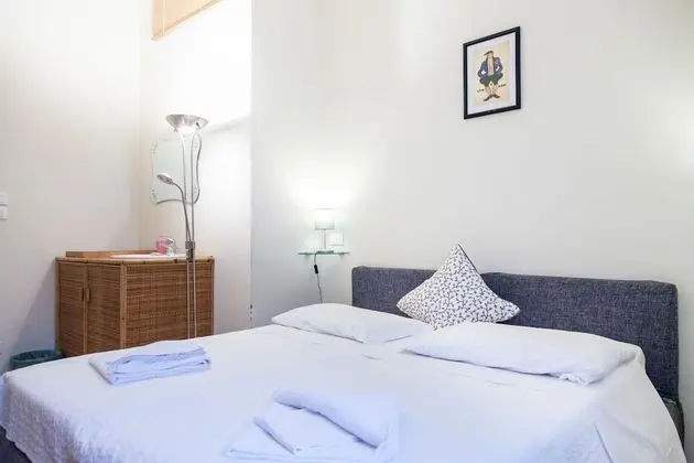 Tek Büyük veya İki Ayrı Yataklı Oda, Ortak Banyo