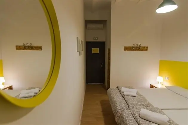 İki Ayrı Yataklı Oda, Ortak Banyo