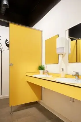 İki Ayrı Yataklı Oda, Ortak Banyo
