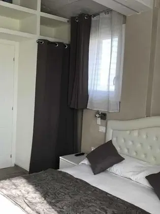 Tek Büyük Yataklı Oda, Ek Bina (Specchi)
