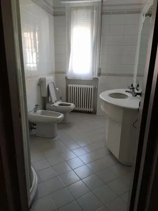 Üç Kişilik Oda, Ortak Banyo