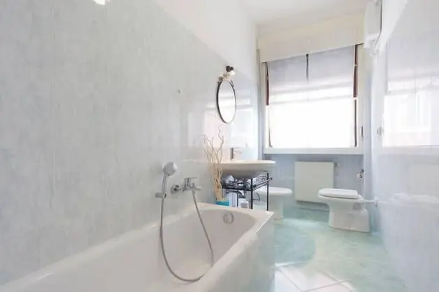 İki Ayrı Yataklı Oda, Ortak Banyo