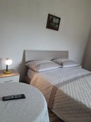 Basic Üç Kişilik Oda, Ortak Banyo