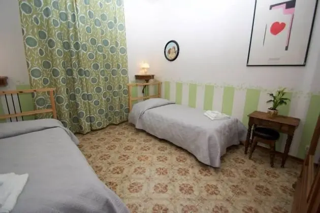 Oda, 2 Tek Kişilik Yatak, Ortak Banyo