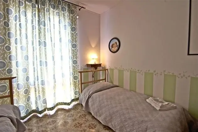 Oda, 2 Tek Kişilik Yatak, Ortak Banyo