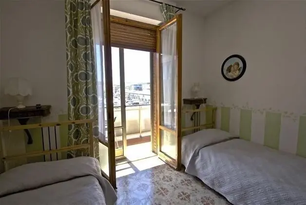 Oda, 2 Tek Kişilik Yatak, Ortak Banyo