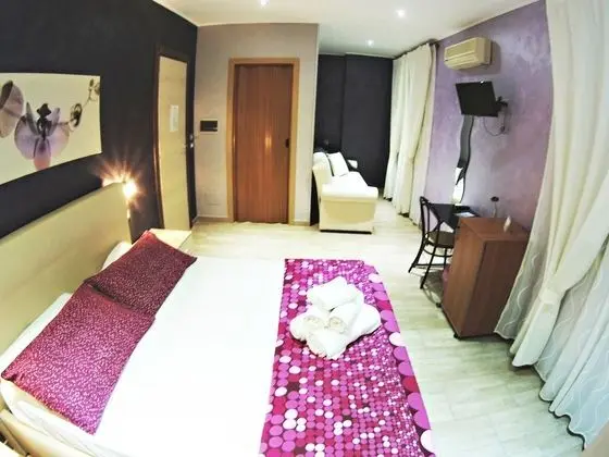 Üç Kişilik Oda, 1 Büyük (Queen) Boy Yatak ve Çekyat