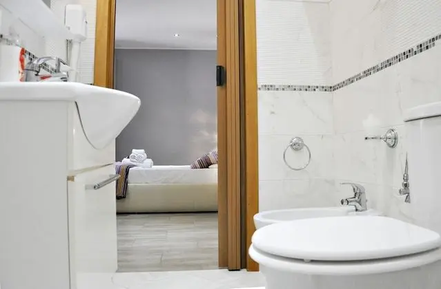 Üç Kişilik Oda, 1 Büyük (Queen) Boy Yatak ve Çekyat