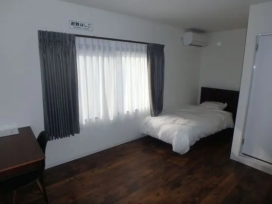 Superior Oda, Sadece kadınlar için (Women Only Floor, No Child allowed)