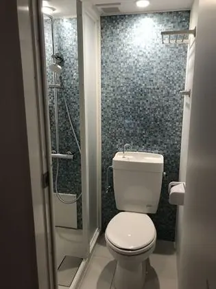 Superior Oda, Sadece kadınlar için (Women Only Floor, No Child allowed)
