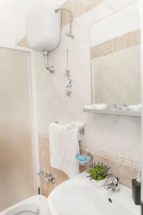 Design Tek Büyük Yataklı Oda, Ortak Banyo