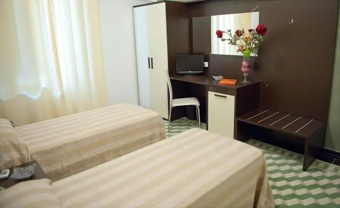 Tek Büyük veya İki Ayrı Yataklı Oda (2° Floor, No Elevator)