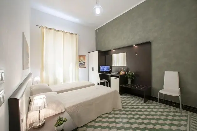 Tek Büyük veya İki Ayrı Yataklı Oda (2° Floor, No Elevator)