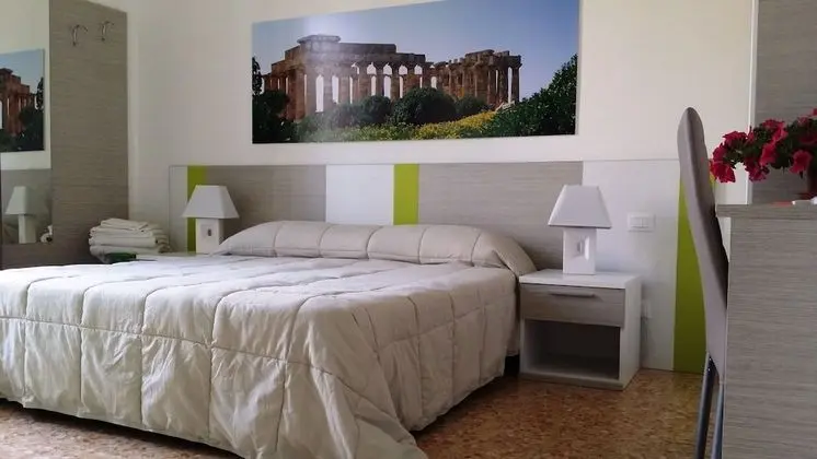 Tek Büyük veya İki Ayrı Yataklı Oda (2° Floor, No Elevator)