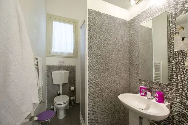 Tek Büyük veya İki Ayrı Yataklı Oda (2° Floor, No Elevator)