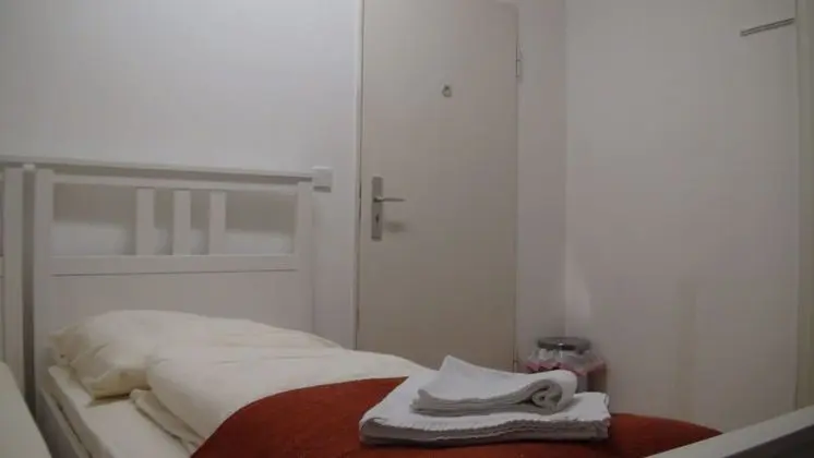 Tek Büyük Yataklı Oda, Ortak Banyo