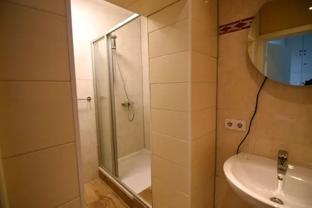 Tek Büyük Yataklı Oda, Ortak Banyo