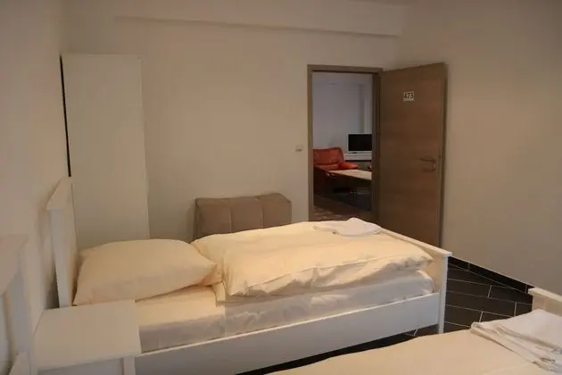 Üç Kişilik Oda, Ortak Banyo