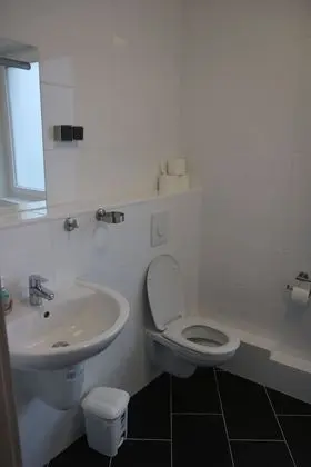 Üç Kişilik Oda, Ortak Banyo