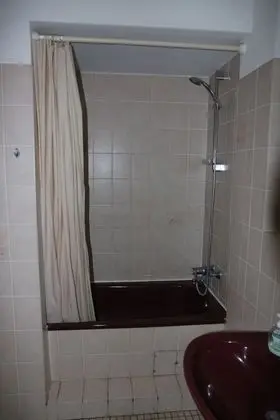 Üç Kişilik Oda, Ortak Banyo