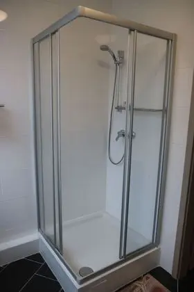 Üç Kişilik Oda, Ortak Banyo