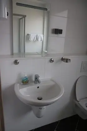 Üç Kişilik Oda, Ortak Banyo