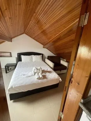 Çatı Katı Büyük Oda, Sokak Manzaralı, 2. Kat
