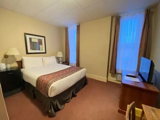 Basic Single Queen Room