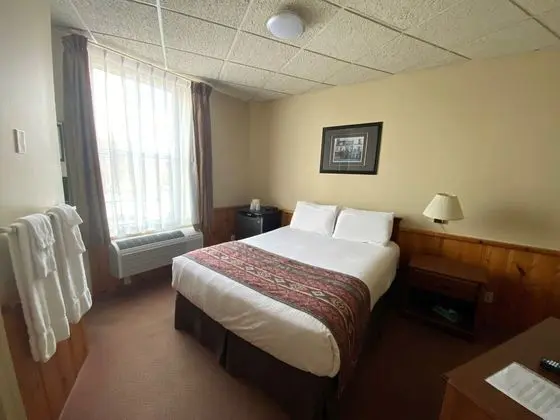 Basic Single Queen Room
