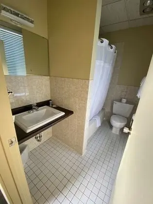 Basic Single Queen Room