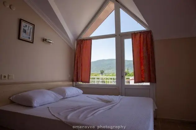 Çift Kişilik, Bahçe Manzaralı