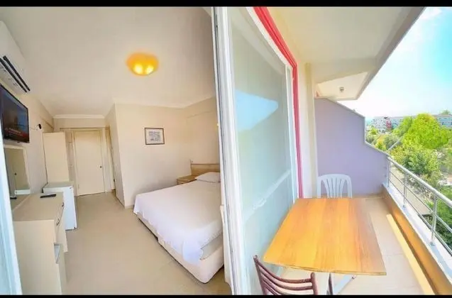 Triple, Bahçe Manzaralı
