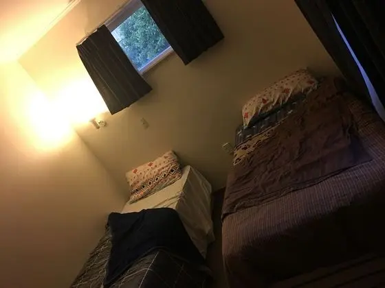 İki Ayrı Yataklı Oda, Ortak Banyo