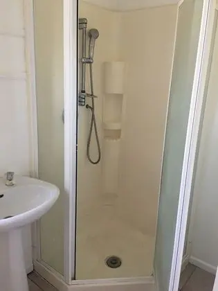 Tek Büyük Yataklı Oda, Ortak Banyo