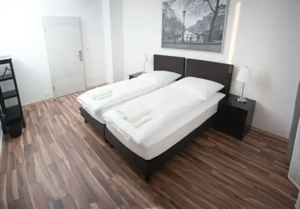 Tek Büyük veya İki Ayrı Yataklı Oda, Ortak Banyo (3)