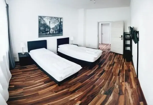 Tek Büyük veya İki Ayrı Yataklı Oda, Ortak Banyo (4)