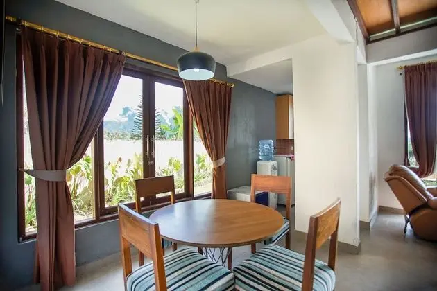 Villa, Göl Manzaralı