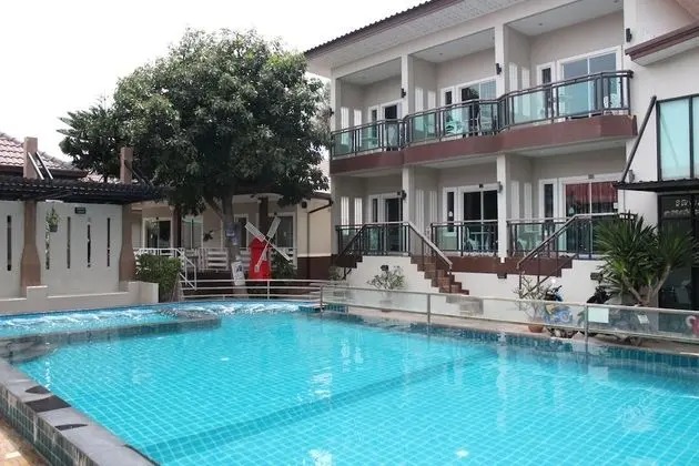 Deluxe Tek Büyük Yataklı Oda, Teras, Havuz Manzaralı