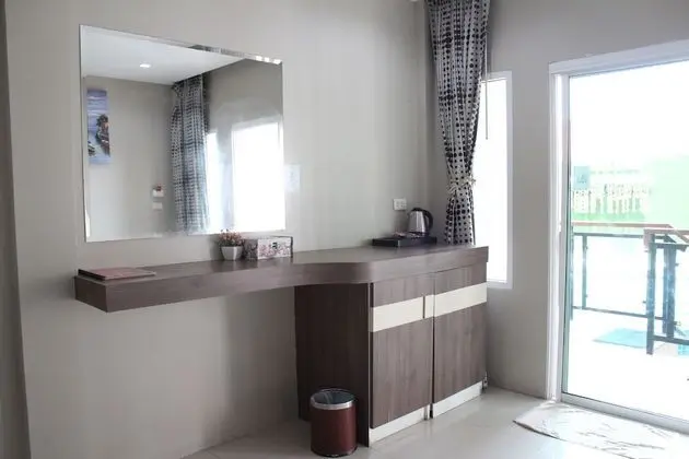 Deluxe Tek Büyük Yataklı Oda, Teras, Havuz Manzaralı