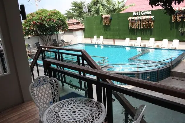 Deluxe Tek Büyük Yataklı Oda, Teras, Havuz Manzaralı