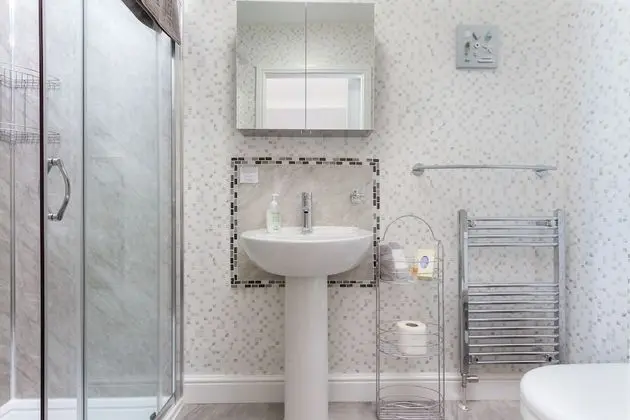 Tek Büyük veya İki Ayrı Yataklı Oda, Banyolu/Duşlu (Ground Floor Age 35 and older)