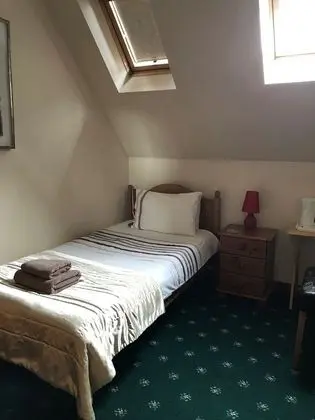 Single Room (with Private Bathroom)