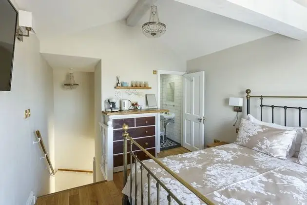 Tek Büyük Yataklı Oda, Avlu Manzaralı (Room B)