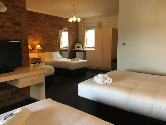 Family Oda, Sigara İçilmez (1 Queen and 3 Single Beds)