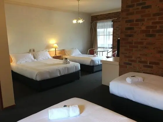 Family Oda, Sigara İçilmez (1 Queen and 3 Single Beds)