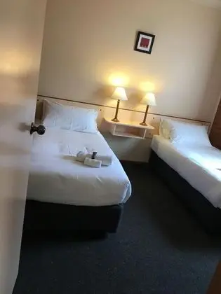 Family Oda, Sigara İçilmez (1 Queen and 3 Single Beds)